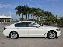 BMW 520i 2022 - Xe màu trắng, xe nhập còn mới