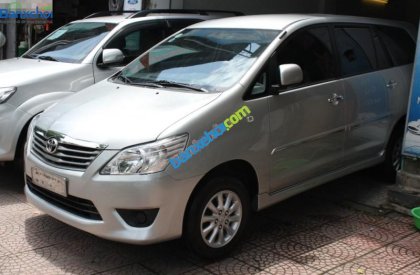 Toyota Innova E 2013 - Cần bán xe Toyota Innova E 2013, màu bạc chính chủ, 715 triệu