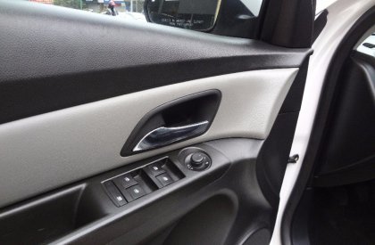 Chevrolet Cruze  LS 2015 - Bán xe Chevrolet Cruze LS đời 2015, màu trắng, nhập khẩu