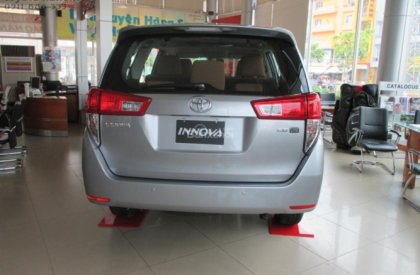 Toyota Innova 2.0E 2020 - Bán ô tô Toyota Innova 2.0E 2020, màu bạc, giá đang KM hấp dẫn Th2