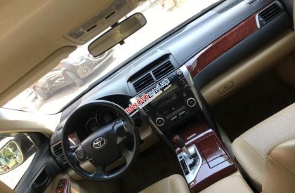 Toyota Camry 2.0E 2013 - Cần bán xe Toyota Camry 2.0E sản xuất năm 2013, màu kem (be), cá nhân một chủ từ mới