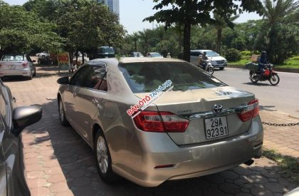 Toyota Camry 2.0E 2013 - Cần bán xe Toyota Camry 2.0E sản xuất năm 2013, màu kem (be), cá nhân một chủ từ mới