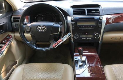 Toyota Camry 2.0E 2013 - Cần bán xe Toyota Camry 2.0E sản xuất năm 2013, màu kem (be), cá nhân một chủ từ mới