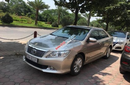 Toyota Camry 2.0E 2013 - Cần bán xe Toyota Camry 2.0E sản xuất năm 2013, màu kem (be), cá nhân một chủ từ mới