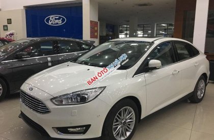 Ford Focus Titanium 2018 - Sở hữu ngay Ford Focus Titanium đời 2018, màu trắng, chỉ cần 10 cọc lấy xe ngay, Sẵn xe giao ngay tháng 12