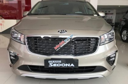 Kia Sedona Platinum D 2019 - Bán Kia Sedona Platinum D đời 2019, màu vàng