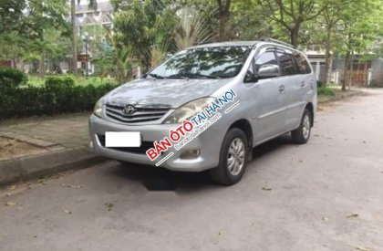 Toyota Innova  2.0G 2011 - Bán gấp Toyota Innova 2.0G 2011, màu bạc, xe gia đình 