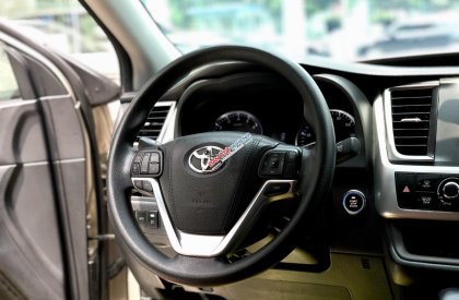 Toyota Highlander LE 2.7 2016 - Cần bán Toyota Highlander LE 2.7 Sx 2016, màu vàng cát, xe nhập Mỹ đã lên full option LH: 0982.84.2838