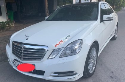 Mercedes-Benz E class E300 2011 - Bán xe Mercedes E300 sản xuất năm 2011, màu trắng, 925tr