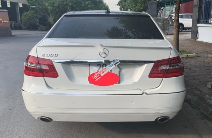 Mercedes-Benz E class E300 2011 - Bán xe Mercedes E300 sản xuất năm 2011, màu trắng, 925tr