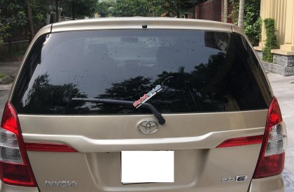 Toyota Innova E 2014 - Bán xe Toyota Innova E đời 2014, màu vàng 