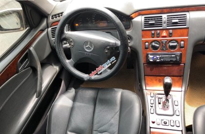 Mercedes-Benz E class E240 2003 - Cần bán xe Mercedes E240 đời 2003 giá cạnh tranh
