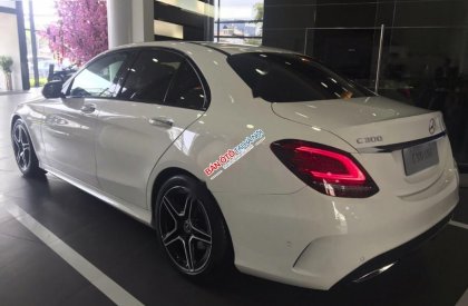 Mercedes-Benz C class C300 2019 - Cần bán xe Mercedes C300 năm sản xuất 2019, màu trắng