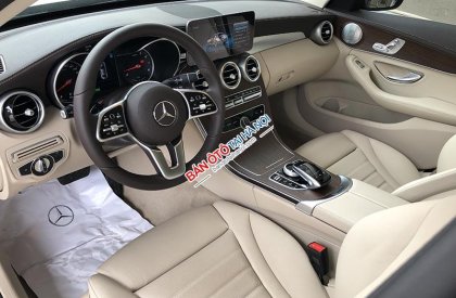 Mercedes-Benz C class 2018 - Bán xe Mercedes C200 Exclusive model 2019, màu đen, nội thất be mới chạy 6000 km giá rẻ, bảo hành chính hãng