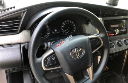 Toyota Innova 2018 - Cần bán xe Toyota Innova 2.0E MT đời 2018, màu vàng số sàn