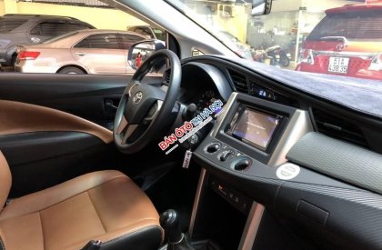 Toyota Innova 2018 - Cần bán xe Toyota Innova 2.0E sản xuất năm 2018, màu bạc như mới