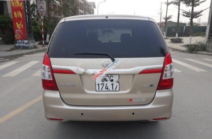 Toyota Innova 2.0E 2014 - Bán Toyota Innova 2.0 E đời 2014, màu vàng số sàn