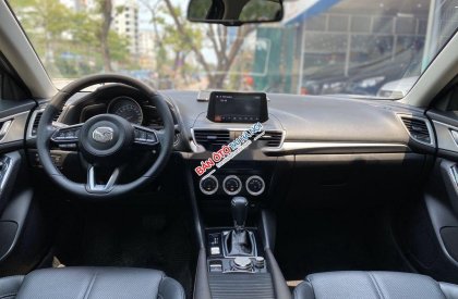 Mazda 3 Luxury 2019 - Cần bán gấp Mazda 3 Luxury 2019, màu đen, 659 triệu