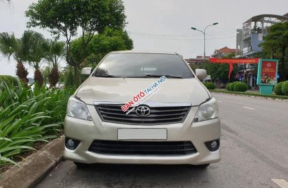 Toyota Innova 2012 - Cần bán gấp Toyota Innova sản xuất năm 2012, màu vàng