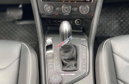 Volkswagen Tiguan 2018 - Bán nhanh chiếc Volkswagen Tiguan, sản xuất 201, màu đen, xe nhập khẩu, giá rẻ