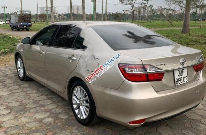 Toyota Camry 2017 - Bán ô tô Toyota Camry đời 2017, màu kem (be)