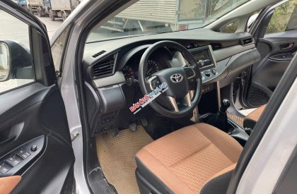 Toyota Innova   E   2017 - Cần bán lại xe Toyota Innova E năm sản xuất 2017, màu bạc, 452 triệu