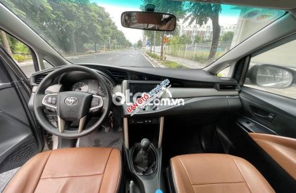 Toyota Innova   E  2017 - Cần bán xe Toyota Innova E năm sản xuất 2017, màu ghi vàng