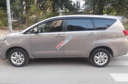 Toyota Innova MT 2017 - Cần bán gấp Toyota Innova 2.0E sản xuất 2017, màu bạc