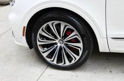 Bán Bentley Bentayga First Edition 2022 màu trắng, xe có sẵn giao ngay