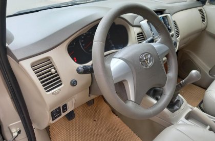 Toyota Innova E 2016 - Cần bán xe Toyota Innova E xịn 2016, màu ghi vàng biển Hà Nội