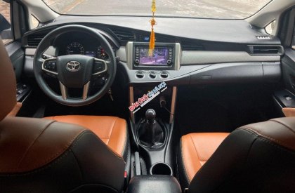 Toyota Innova 2017 - Bán xe Toyota Innova 2.0E năm sản xuất 2017, màu ghi xám, giá 470tr