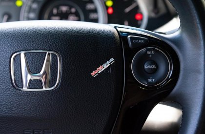 Honda Accord 2018 - Màu trắng, xe mới đẹp, tặng gói chăm sóc xe miễn phí 1 năm