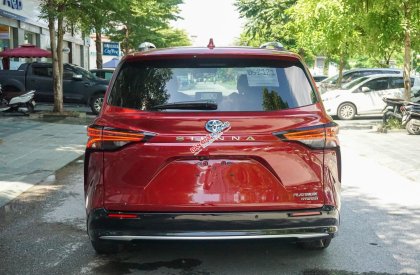 Toyota Sienna 2022 - Xe màu đỏ