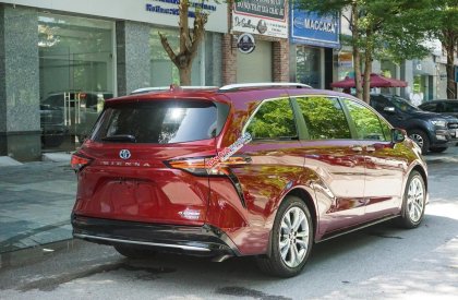 Toyota Sienna 2022 - Xe màu đỏ