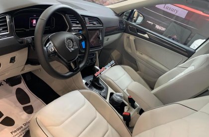 Volkswagen Tiguan 2022 - Xe màu đỏ cực đẹp - sẵn xe tại showroom - liên hệ hotline nhận ưu đãi đặc biệt trong T11