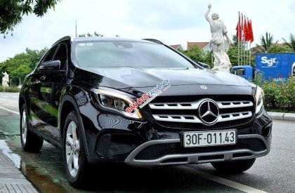 Mercedes-Benz GLA 200 2017 - màu đen nội thất kem siêu đẹp