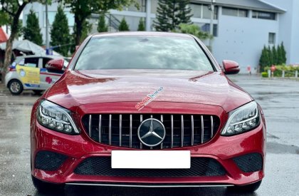 Mercedes-Benz C180 2020 - cần bán gấp xe cực đẹp màu đỏ nội thất đen