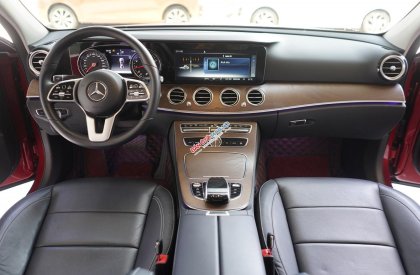 Mercedes-Benz E200 2019 - Màu đỏ - Nội thất đen. Mới lăn bánh 39900km