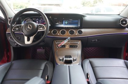 Mercedes-Benz E200 2019 - Màu đỏ - Nội thất đen. Mới lăn bánh 39900km