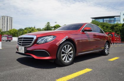 Mercedes-Benz E200 2019 - Màu đỏ - Nội thất đen. Mới lăn bánh 39900km