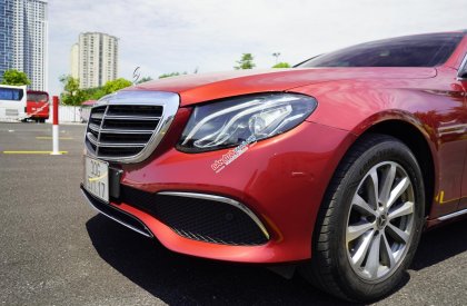 Mercedes-Benz E200 2019 - Màu đỏ - Nội thất đen. Mới lăn bánh 39900km