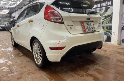 Ford Fiesta 2014 - Xe màu trắng