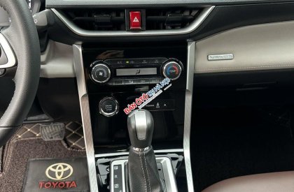 Toyota Veloz Cross 2022 - Xe màu bạc