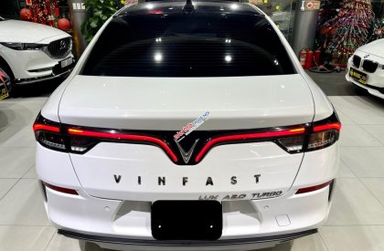 VinFast LUX A2.0 2019 - Xe màu trắng