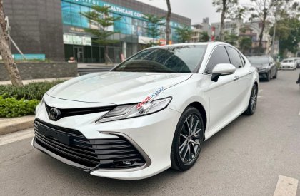 Toyota Camry 2022 - Màu trắng Ngọc Trinh, nhập khẩu, giá cực yêu chỉ 1 tỷ 165tr