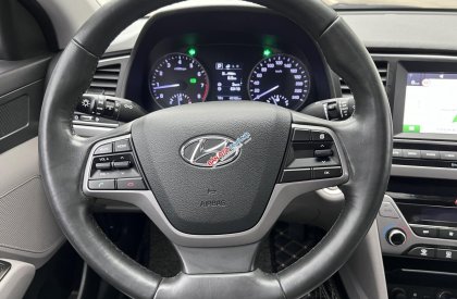 Hyundai Elantra 2017 - Xe đẹp, biển phố
