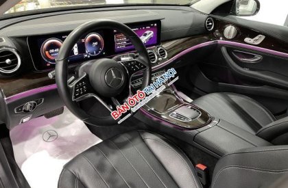 Mercedes-Benz E200 2022 - Màu đen