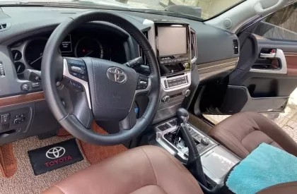 Toyota Land Cruiser 5.7V8 2016 - Bán Toyota Landcruiser 5.7V8 Bản Xuất Mỹ năm 2016 màu Đen nội thất nâu xe đăng ký một chủ tù đầu rất mới