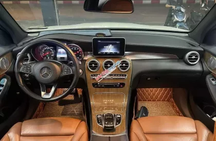 Mercedes-Benz GLC 250 2018 - Màu trắng nội thất nâu