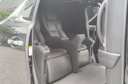 Lexus LM 300 2021 - Cần bán xe Lexus LM 300h đời 2021 bản 4 ghế VIP có vách ngăn, màu đen, nhập khẩu